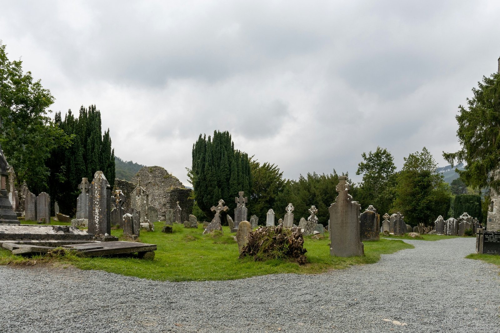 Ruhiger Friedhof mit gepflegten Grabstellen