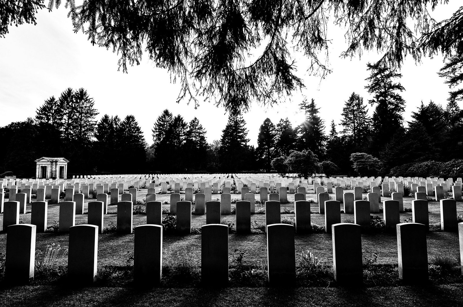Sauberer gepflegter Grabstein auf einem Friedhof