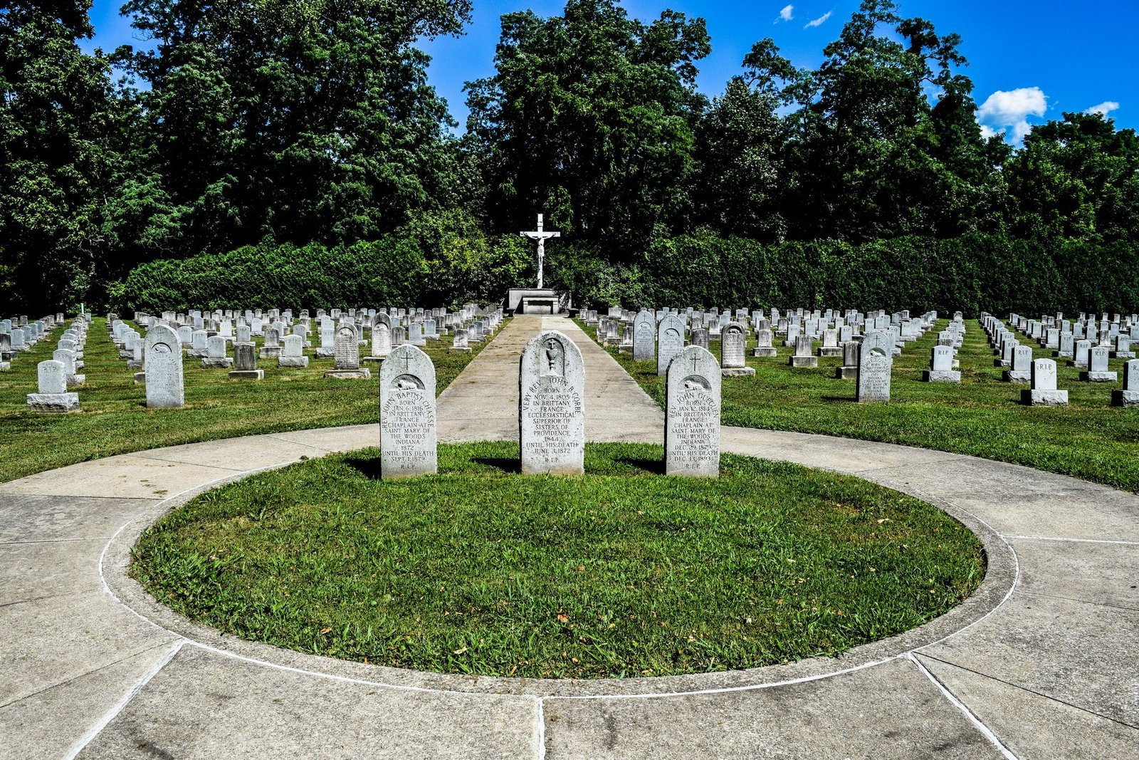 Grabstein auf einem gepflegten Friedhof