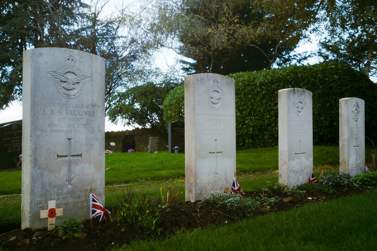 Grabpflege auf einem gepflegten Friedhof