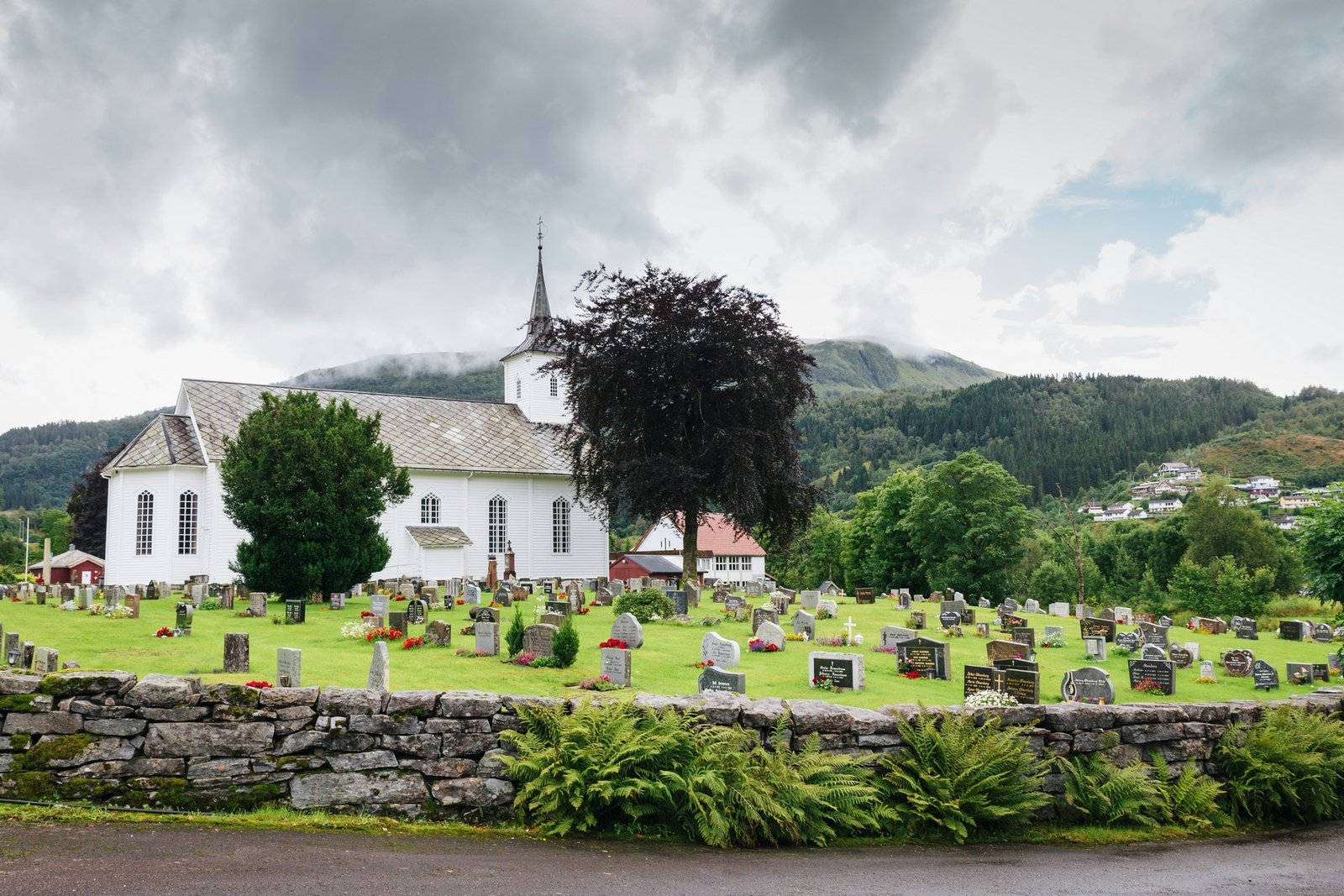 Großes Familiengrab auf einem Friedhof